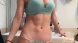 大块肌肉有六块腹肌甜美女神，魁梧的身材一张娃娃脸，让人想到金刚芭比