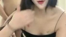 清纯学妹休假回家跟小哥激情啪啪 丝袜情趣口交大鸡巴样子好骚 在床上被大哥爆草蹂躏还
