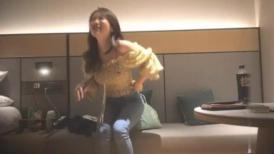 两个高端外围女神妹子  牛仔裤那个妹子最漂亮  长得又骚 像伊能静  老哥