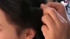 婚纱影楼化妆师给新娘子化妆,旁边的小哥拿手机把新娘子胸前的一点秘密全拍光了