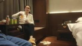 嫖妓達人哥深夜星級酒店開房現場直播高價約了個眼鏡熟女少婦啪啪 扒掉衣服揉捏奶子調情張開雙腿正入抽插幹得直叫求饒 國語對白