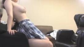 再战淫骚良家G奶巨乳妹，经典3P激情大战，悠闲看手机妹子主动骑坐，好友加入前后夹击爆插
