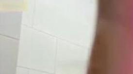 房东浴室偷装摄像头偷拍新租客艺校的小美眉洗澡这苗条身材没说得