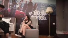 精瘦猛男主题酒店约外围小妹  短裙美腿脱掉衣服摸一把  坐在身上磨蹭小穴  转战床上