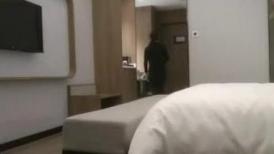 探花鐵雞吧哥星級酒店開房現場直播高價約了個良家饑渴美少婦啪啪 聊天調情扒掉衣服正入抽插幹得直叫求饒 國語對白
