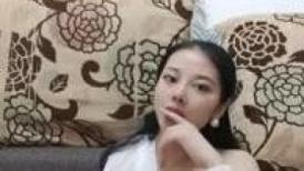 喂不饱的小少妇全程露脸激情大秀 在沙发上位让大哥亲着小嘴吃奶子抠骚穴，浪叫呻吟给大