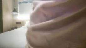 探花老憨哥星級酒店開房現場直播高價約了個馬尾辮風騷少婦啪啪 跪舔深喉口交上位騎乘抬腿正入抽插幹得直叫求饒 國語對白