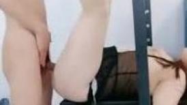 房间里的淫男荡女专为男人设计的性爱设备 把骚逼屌起来揉奶抽插骚穴 抗
