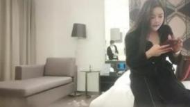 探花利哥星級酒店開房現場直播高價約了個皮膚白皙性感少婦啪啪 穿著黑絲吊帶透視裝跪舔深喉口交騎乘翹臀後入幹得直叫求饒 國語對白