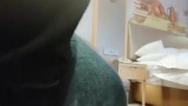 刚毕业正实习，21岁学生妹，【萧日天探花高端输出】俏丽乖巧，蛙式趴床深入暴插，激情如火小妹妹好满足，高清源码录制