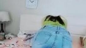 【极品瑜伽教练】，绿毛衣牛仔裤，女神这一对大长腿真诱惑，圆润翘臀主动求干，射了之后不满足意犹未尽