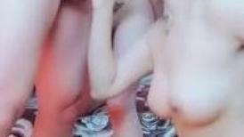 女神级驾到露脸小哥双飞两姐妹  先来个滴蜡游戏享受骚逼一起口活舔蛋蛋 多体位
