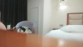探花小夏哥星級酒店開房現場直播高價約了個00後金發氣質小姐姐啪啪 跪舔雞巴上位騎乘翹臀後入幹得嬌喘連連 國語對白