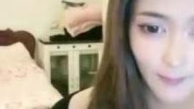 长发高颜值甜美的妹子黑丝御姐范，卧室中一个人，直播露穴自慰，露