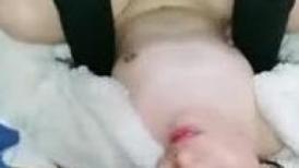 新婚试爱露脸被小哥压在身下爆草 婚房内口交大鸡巴好硬 激情上位抽插一直要