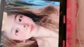 温州小萝莉为赚钱超嫩学生妹下海，扎着两个小辫子，撩起衣服露贫乳，半脱下裤子掰穴特写，小逼超级粉嫩紧致