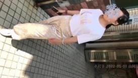 一路尾随马尾少妇偷拍她的小黑鲍