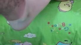 这个逼逼又点肥，微重口大哥直接用脚往里塞，手掌直接往里塞抽插，拿着啤酒瓶一直往里捅，给骚逼干高潮喷水