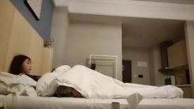 鸭哥寻欢牛仔短裤腿上纹身大奶妹 ，穿上全套情趣装继续第二炮 ，掰穴舔逼