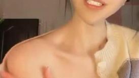 今日推荐水蛇腰首播甜美萝莉，笑起来甜美骚的很，扭动蜜桃美臀，铺上毛巾振动棒插穴，多毛骚逼高潮大量喷水