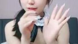 一脸骚样女仆装极品颜值美女  脱下丁字裤咬在嘴里  抖动美臀超嫩粉穴  舔弄炮友大屌