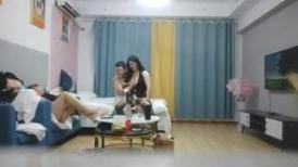 三男两女激情啪啪开始了，洗干净了就上床摸奶玩逼床上沙发口交大鸡巴，谁也不闲着草逼又草嘴精彩又刺激推荐