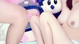 少妇太难了，露脸激情大秀，来了大姨妈逼逼流着血还要伺候大哥，口交大鸡巴乳交伺候浪荡呻吟，精彩刺激不断