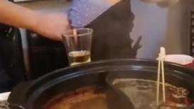 火锅+约良家，吃饱喝足，烟火气热气腾腾，小屋3人精彩，脱下小内内，抠得小美女淫淫叫，爽翻啦！