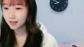 饥渴的少妇露脸镜头前漏奶摸逼诱惑狼友  看着好姐妹被爆草蹂躏  忍不住参与其中跟狼友互动撩