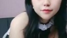 顶级颜值极品小妞女仆装啪啪，特写舔弄大屌口活很棒，撩起内衣露奶子，主动上位骑坐，大屌爆插粉穴