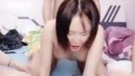 三个年轻小妹跟两个大哥激情5P  全程露脸娇嫩可爱  口交玩奶摸逼 让秃毛大爷各种