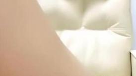小酒窝00后清纯学生萌妹，撩起小背心露贫乳，掰开紧致粉嫩小穴，双指扣入闭眼很享受，浪叫大量喷水，真实高潮脸