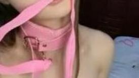 颜值不错的妹子镜头前被小哥调教，情趣狗链栓着给小哥口交大鸡巴，揉奶玩逼陪狼友撩骚，表情好骚浪叫呻吟