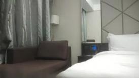 牛仔裤性感小骚货，超棒身材翘起屁股磨蹭，交叉双腿后入爆操，怼着骚穴猛干妹子受不了