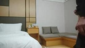 《开发探索》一天3炮堪称人肉打桩机，上个刚走长腿美女接上，翘起屁股皮带拍打，搞很久不射妹子受不了