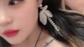 彩大秀，火辣激情艳舞，全程露脸陪狼友互动发骚听指挥，玩弄风骚大奶子特写展示粉嫩骚穴刺激