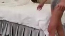 高价约操马尾辫气质兼职御姐，眼镜男迫不及待摸奶子，解开衣服按着头插嘴，大白屁股骑乘抽插，没搞几下就射了