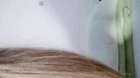 逼逼很嫩的小美女镜头前激情大秀，全程露脸揉着小奶子抠着骚穴呻吟，无毛白虎性感撩人，有点初恋的味道刺激