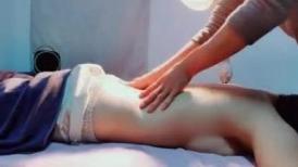 《骚宝》男技师偷拍女客户特殊服务，20多岁骚女，顶级圆润翘臀按摩，精油胸推奶头挺大，无套侧入射在身上