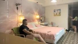 胖头老哥约操绿衣兼职小姐姐 坐在身上掏出奶子吸吮  跪地舔屌插嘴 拉着双手站立