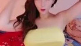 很有感觉的气质少妇哺乳期全程露脸激情大秀 性感肚兜镜头前喷奶 奶水跟喷水一样