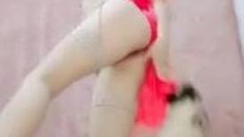 比较有才艺的女主播  舞蹈加瑜伽配合演绎诱惑狼友 丝袜情趣揉奶摸逼 上演一字马
