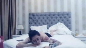 超高颜值，会一点中文的东南亚妹子，不笑的时候很冷艳，笑起来很甜美啊，这么好的身材，穿上连体黑丝，喷血中