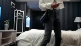 嫖妓達人哥星級酒店開房現場直播高價約了個牛仔褲細長美腿外圍小姐姐啪啪 跪舔雞巴騎乘扶腰後入幹得直叫求饒 國語對白