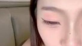 漂亮眼睛短发呆萌妹妞  刚播不久白嫩美乳  说话文静全裸诱惑