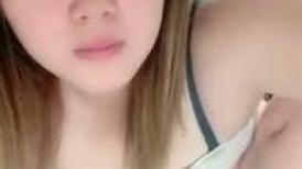 公司新来的颜值小妹深夜加班，全程露脸开档黑丝让小哥吃着奶子抠逼淫水直流，口交大鸡巴桌上爆草白虎骚穴