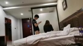 脱掉衣服露奶子 眼镜小哥很喜欢  屁股垫上枕头拨开内裤舔 抹上精油骑上来磨屌 抓着