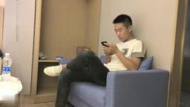 身材娇小可爱 脸蛋儿又妖艳动人小妖精  脱光了衣服身材贼棒 哥们眼睛都看直了 小伙子看着听