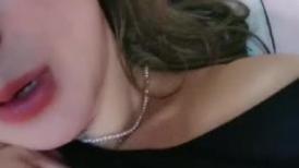 【颜值区酒窝美女转黄播】刚下海小尺度，露奶子极品翘臀，聊聊天看看骚逼，脱下内裤特写掰穴，看完美女去睡觉了