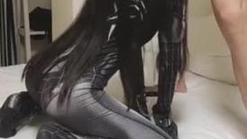 YP哥星級酒店爆操前凸後翹蜘蛛俠開襠裝美女 剪開牛仔褲無套直入花心幹得高潮不斷 720P高清原版